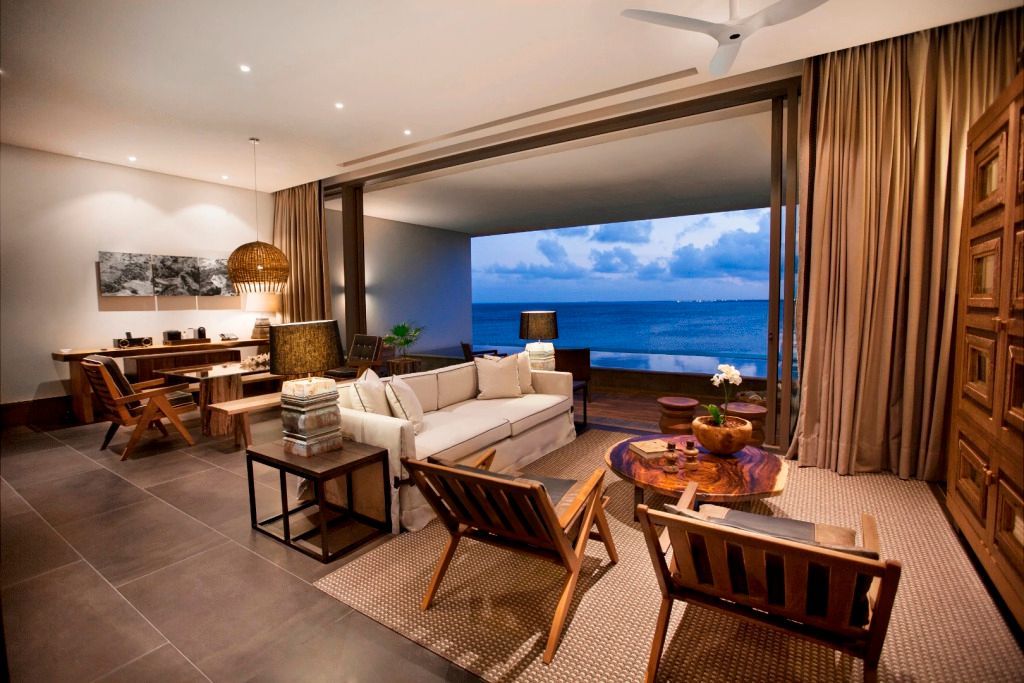 Elegantes Wohnzimmer der Master Suite mit Meerblick im NIZUC Resort
