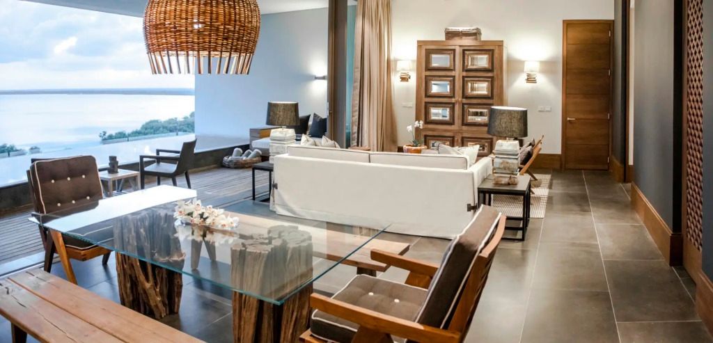 Modernes Interieur der Master Suite mit luxuriöser Einrichtung im NIZUC Resort