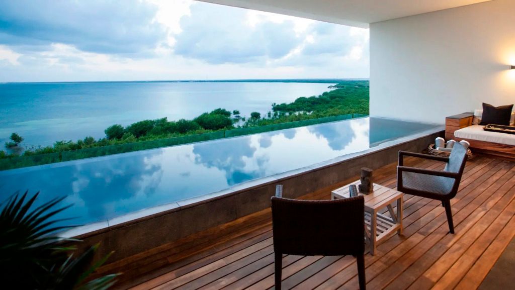 Infinity-Pool mit Meerblick auf der privaten Terrasse der Master Suite