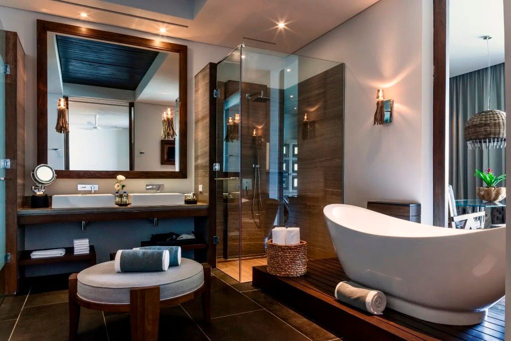 Elegantes Badezimmer der Master Suite mit freistehender Badewanne