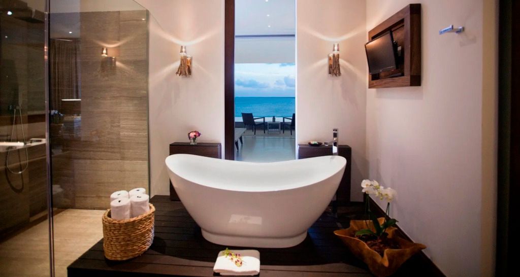 Freistehende Badewanne mit Meerblick in der Master Suite
