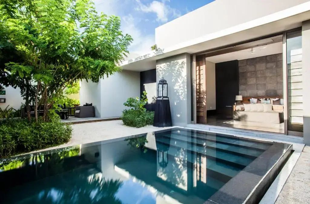 Elegante Villa mit privatem Pool und modernem Design unter blauem Himmel