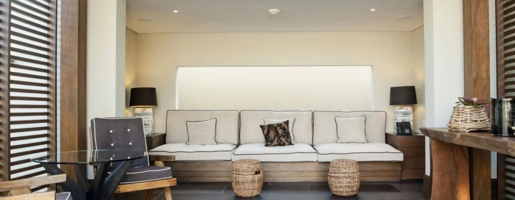 Elegantes Wohnzimmer mit komfortabler Sitzgelegenheit und dezenter Dekoration