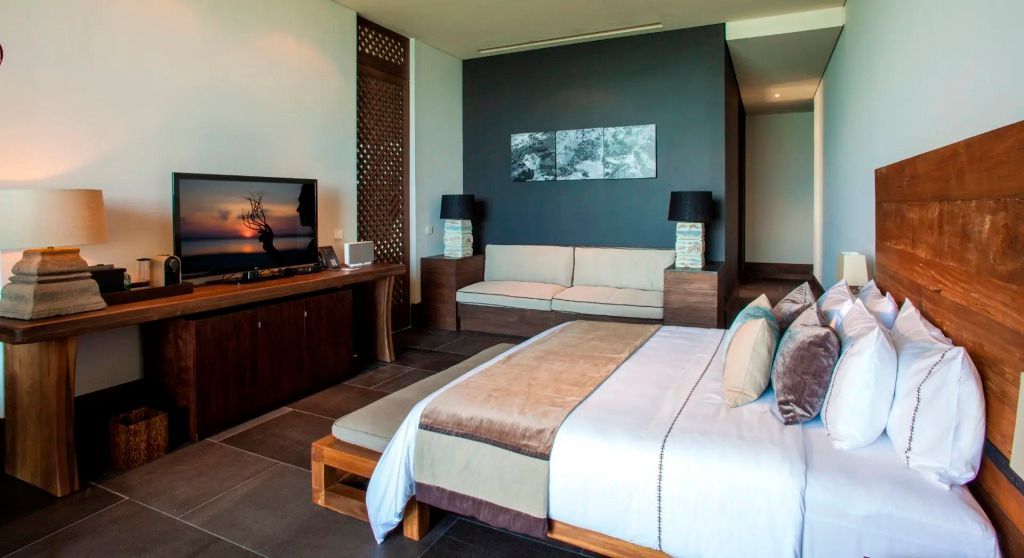Luxuriöses Penthouse-Schlafzimmer mit Fernseher, Sofa und stilvollem Dekor