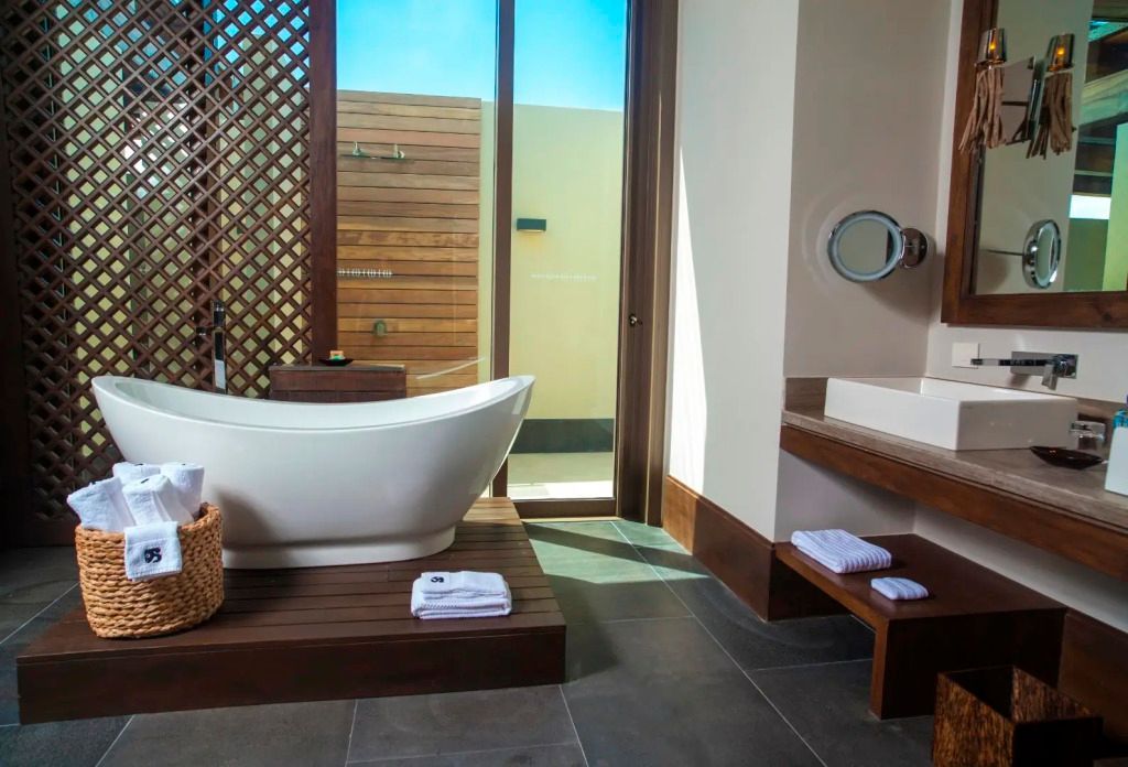 Luxuriöses Badezimmer mit freistehender Wanne und elegantem Design