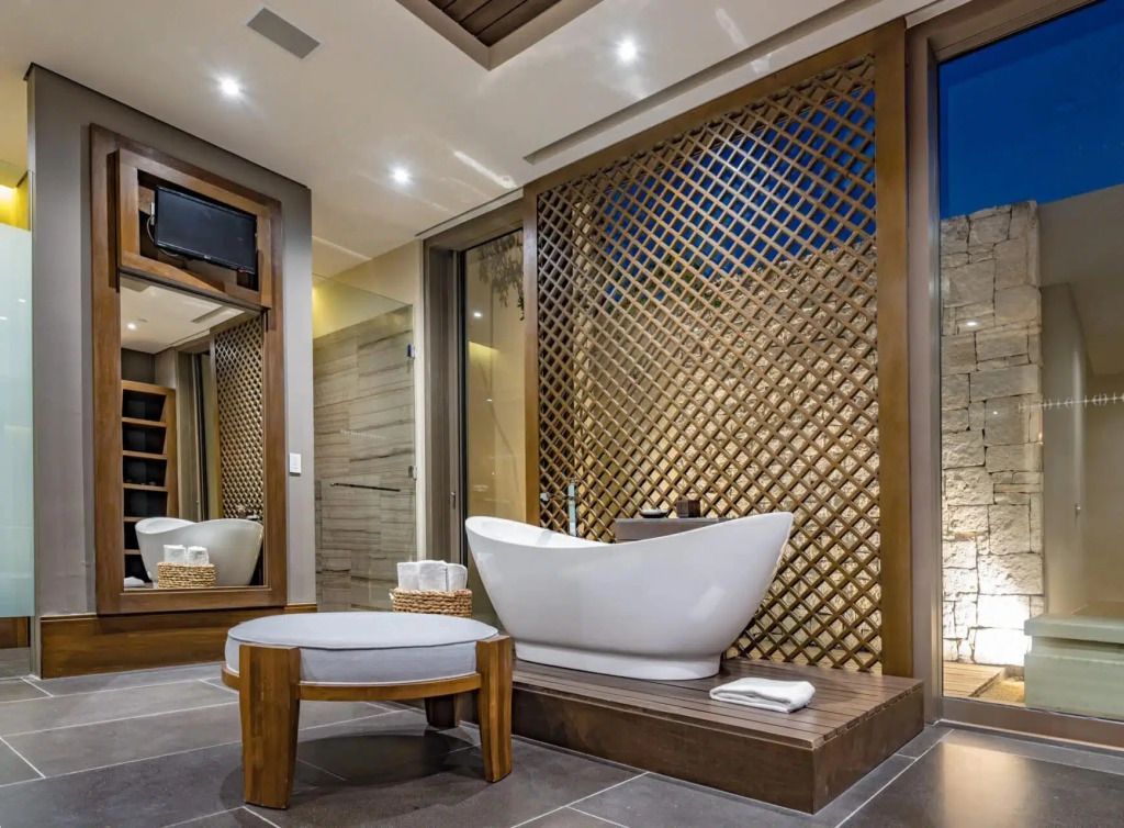 Modernes Badezimmer mit freistehender Wanne und Holzwand