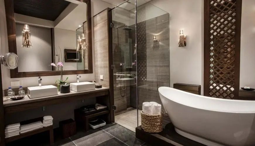 Luxuriöses Badezimmer mit freistehender Badewanne und Glasdusche im eleganten Design