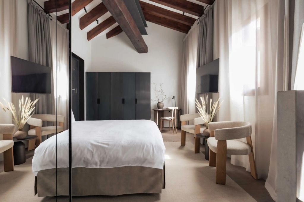 Großzügiges Deluxe-Zimmer mit sichtbaren Holzbalken und modernem Interieur