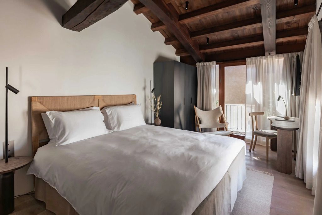 Helles Deluxe-Zimmer mit charakteristischen Holzbalken und gemütlichem Ambiente