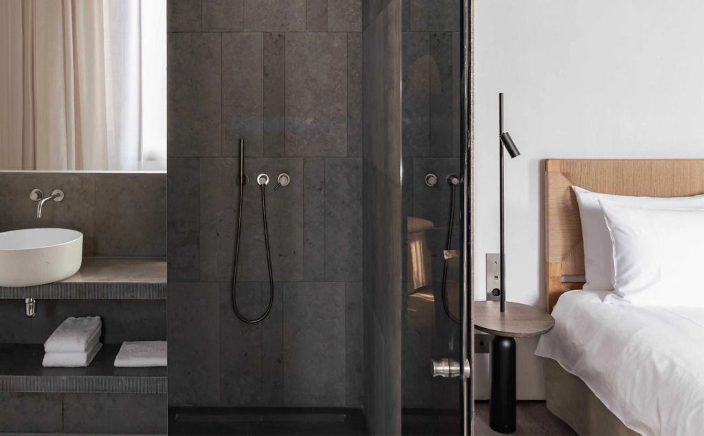 Moderne Dusche im Deluxe-Zimmer mit eleganter Gestaltung und stilvollen Details