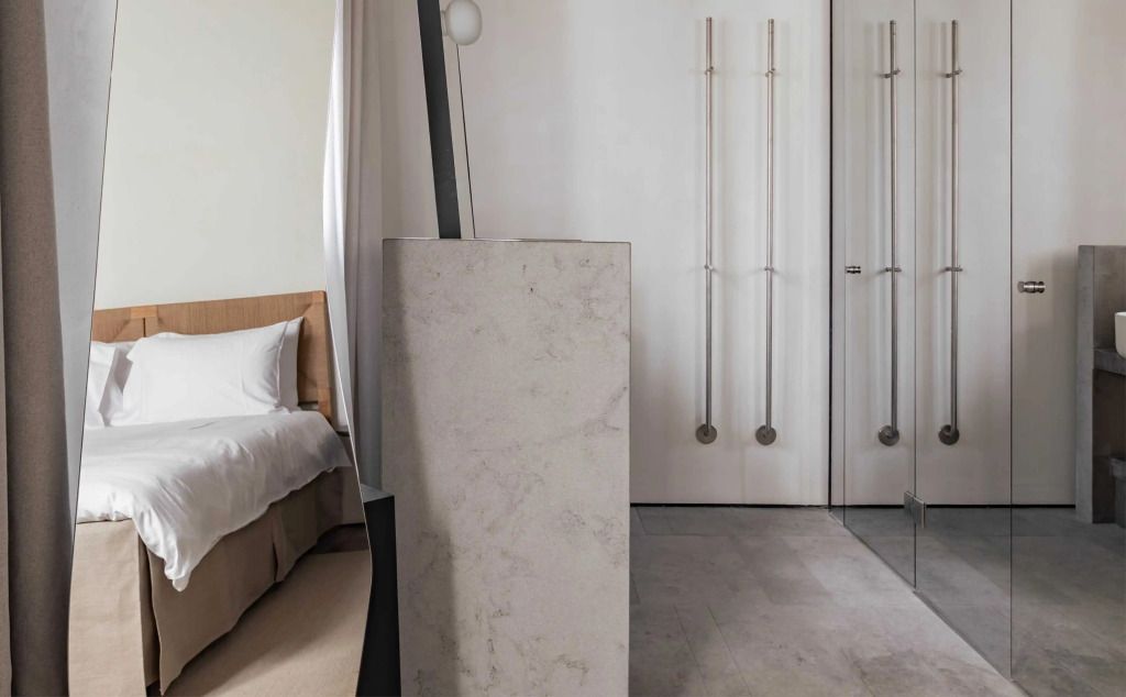 Flur im Deluxe-Zimmer, minimalistisch und elegant gestaltet mit Steinelementen