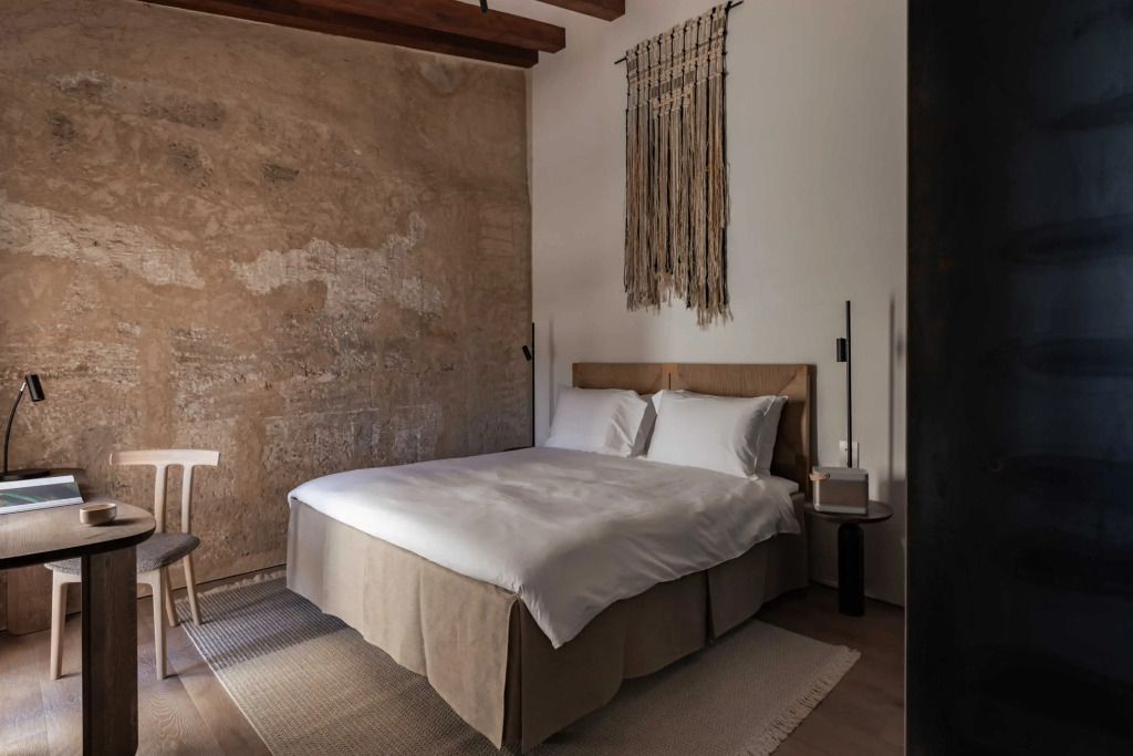 Gemütliches Schlafzimmer in der Junior-Suite mit rustikaler Wand und modernem Dekor
