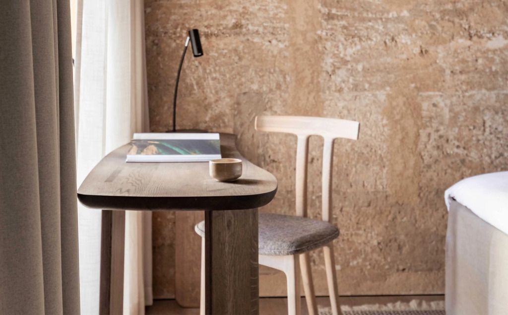 Schreibtischecke in der Junior-Suite mit natürlichem Licht und minimalistischen Elementen