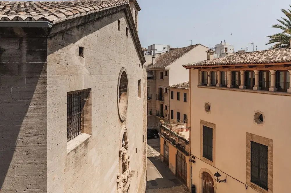Blick auf historische Gebäude von einem Fenster im Nobis Hotel Palma