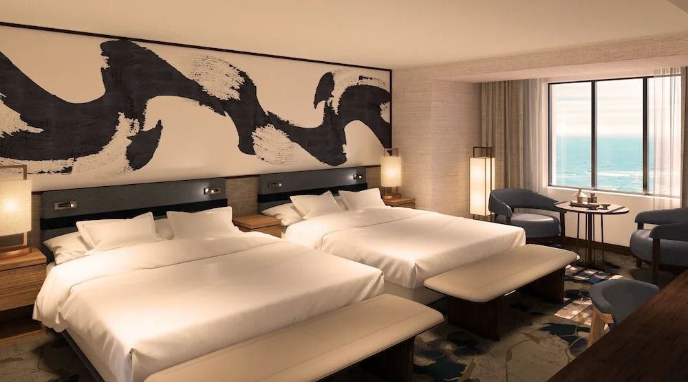 Premium Vierer Zimmer mit modernen Doppelbetten und stilvoller Wandkunst