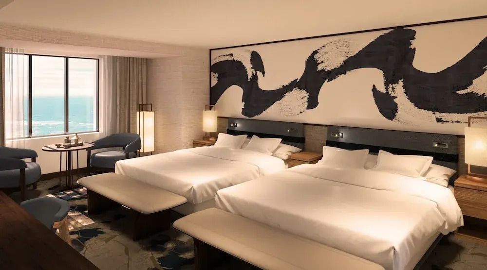 Zwei luxuriöse Doppelbetten im Premium Vierer Zimmer mit künstlerischer Wanddekoration