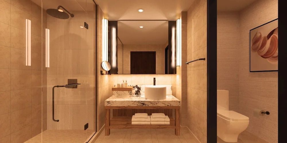 Elegantes Badezimmerdesign mit großem Spiegel und moderner Beleuchtung