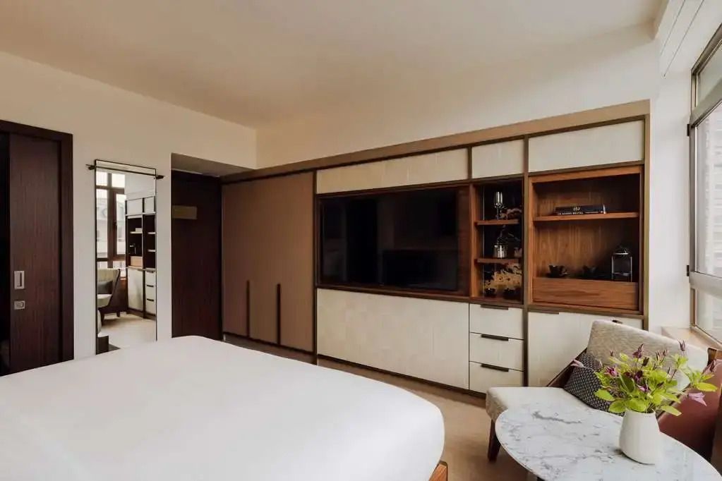 Modernes Doppelzimmer mit zwei Einzelbetten und elegantem Holzdekor