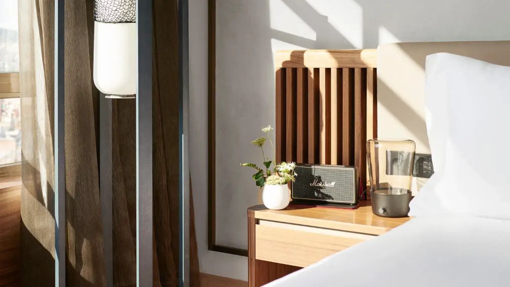 Detailaufnahme des Nachttischs mit Blumen und Radio im modernen Design