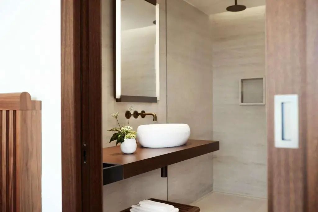 Modernes Badezimmer mit weißem Waschbecken und natürlichem Holz