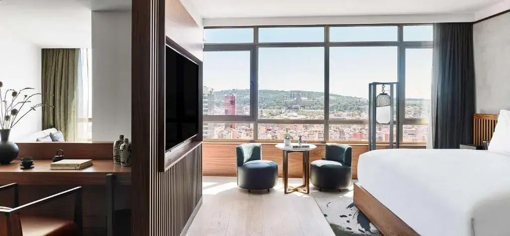 Wohnbereich der Zen Junior-Suite mit Panorama-Ausblick und moderner Einrichtung