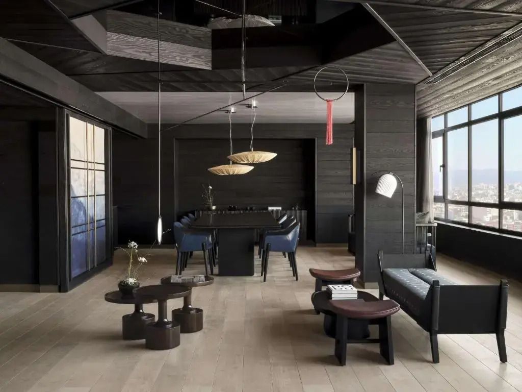 Modernes Wohnzimmer mit eleganten Möbeln und dunklem Interieur