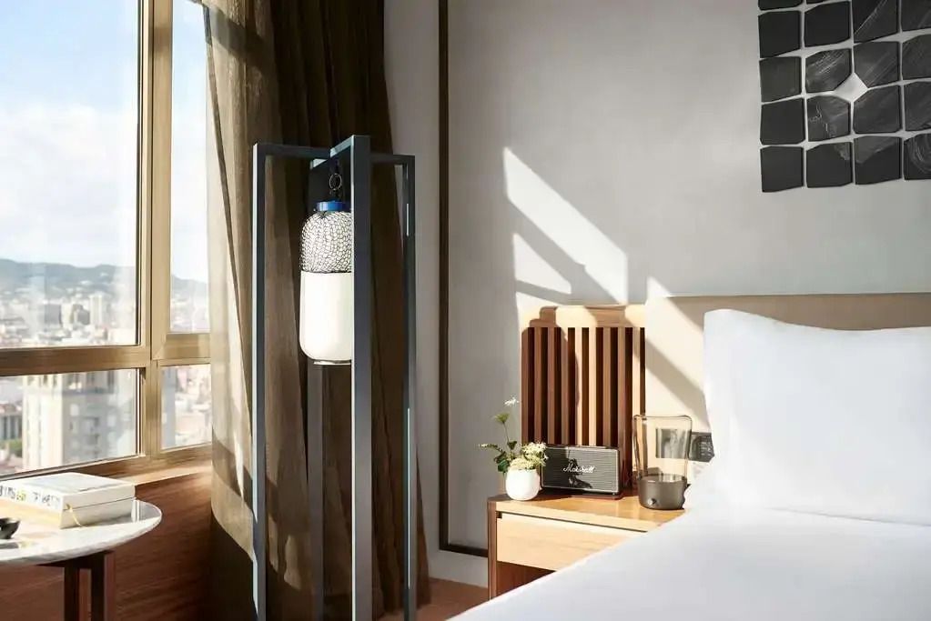 Modernes Zimmer mit stilvollen Details und natürlichem Licht