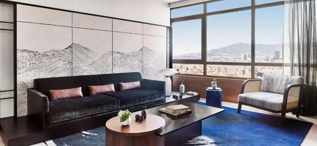 Eleganter Wohnbereich mit modernen Möbeln und Bergblick