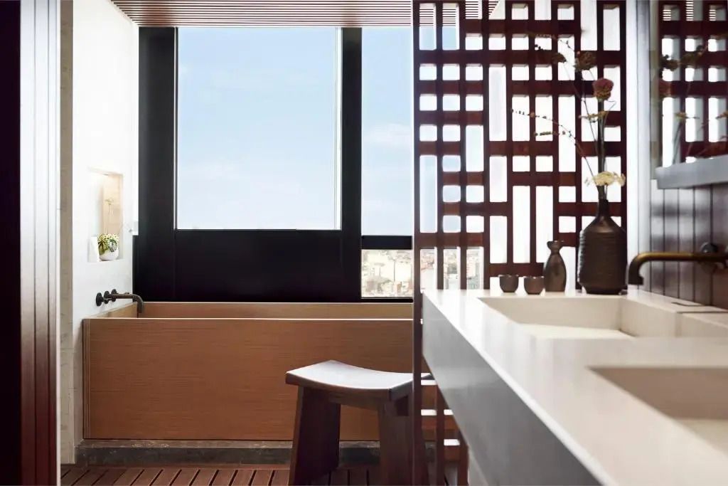Modernes Badezimmer mit Badewanne und Holzdesign
