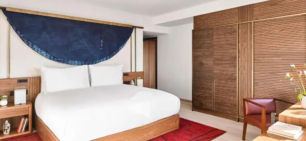 Helles Schlafzimmer mit modernem Doppelbett und stilvollen Holzakzenten