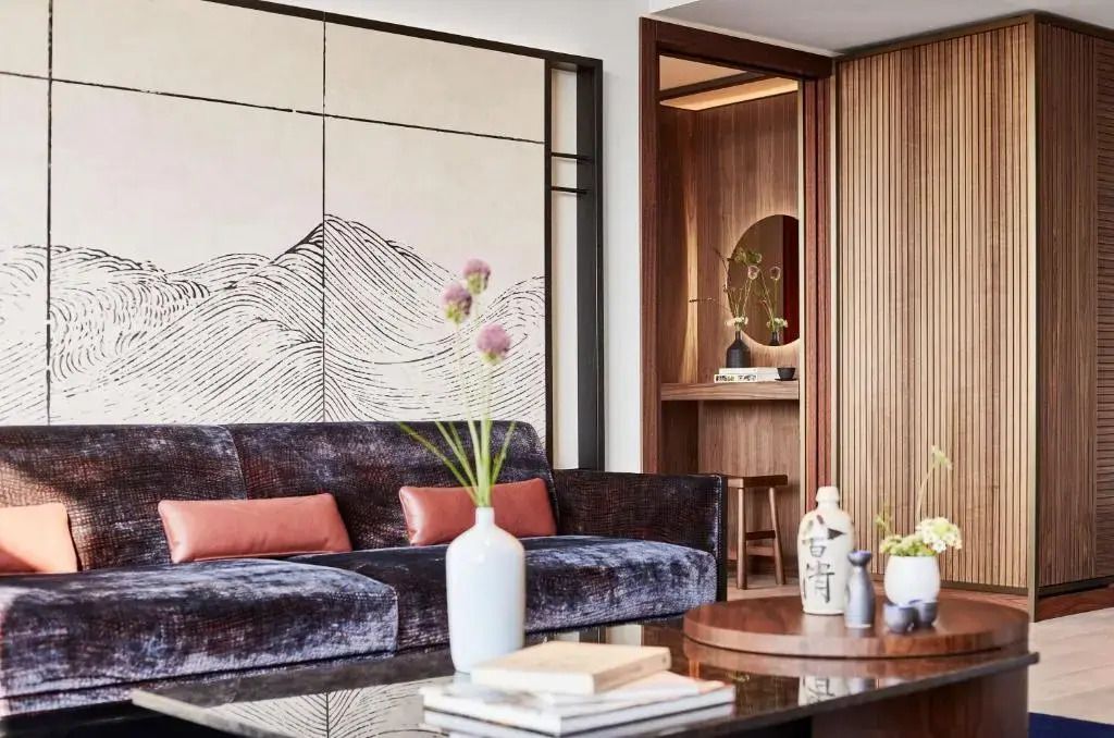 Luxuriöses Wohnzimmer mit eleganter Couch und dekorativen Blumen