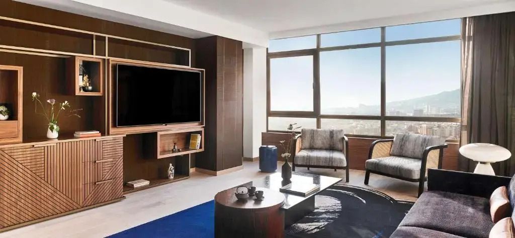 Moderner Wohnbereich mit großem Fenster und stilvoller Sitzecke
