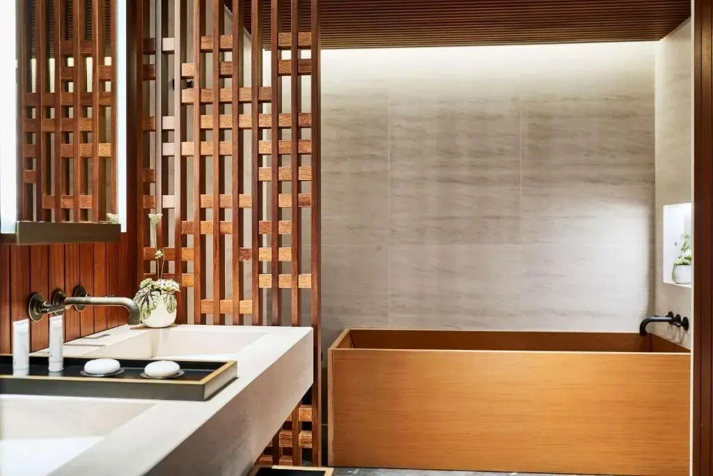 Modernes Badezimmer mit stilvoller Holzverkleidung und eleganter Badewanne