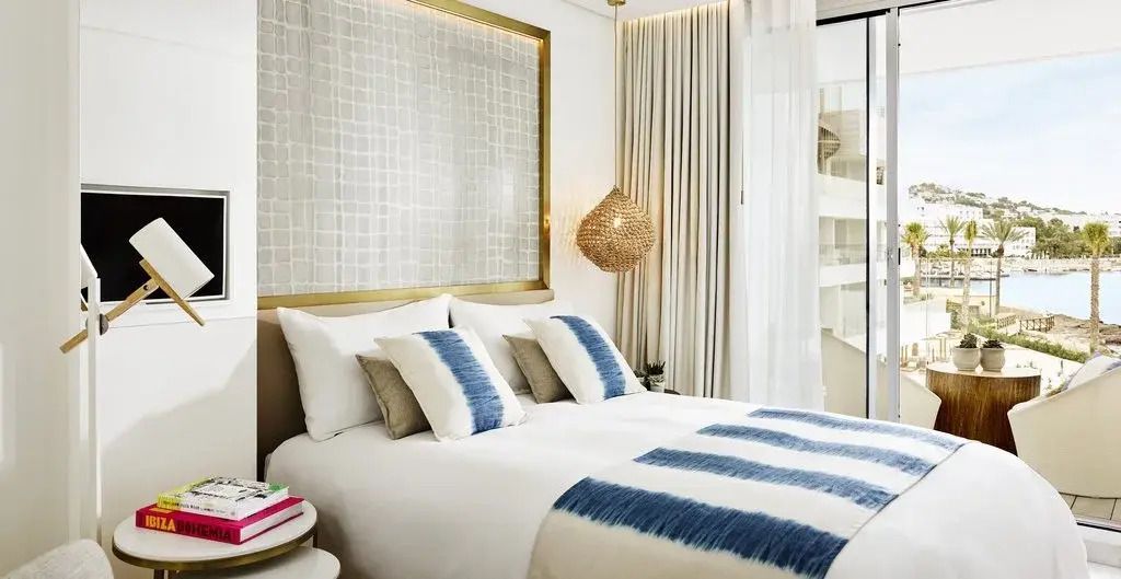 Stilvolles Hotelzimmer mit modernem Dekor und Meerblick in Ibiza