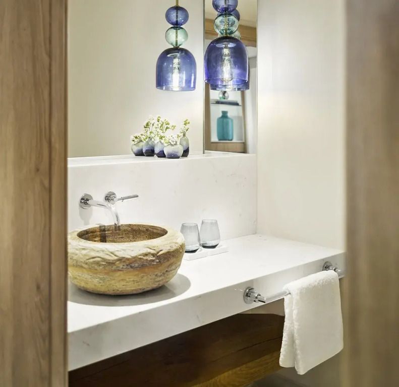 Luxuriöses Badezimmer mit Marmorwaschtisch und eleganten Details