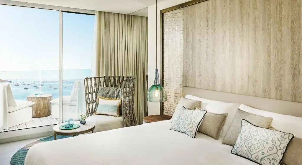Elegantes Doppelzimmer mit modernem Design und Meerblick in Ibiza.