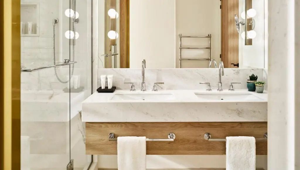 Modernes Badezimmer mit Doppelwaschbecken und eleganter Marmoreinrichtung.