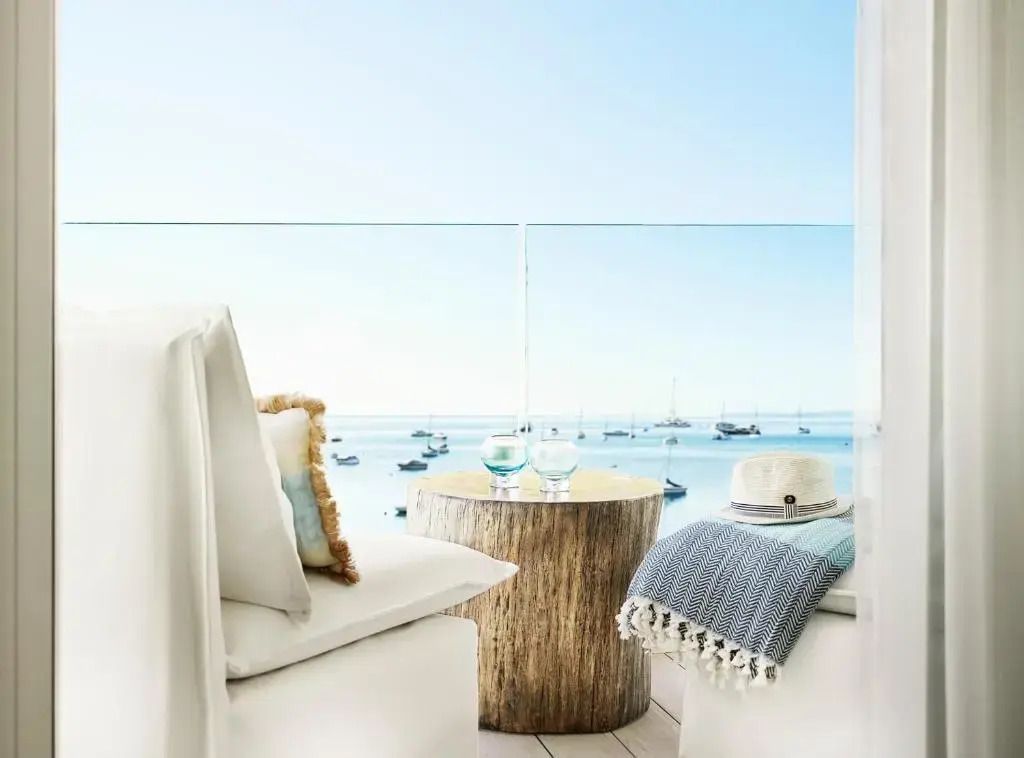 Balkon mit Blick auf das Meer und eleganter Entspannungsecke.