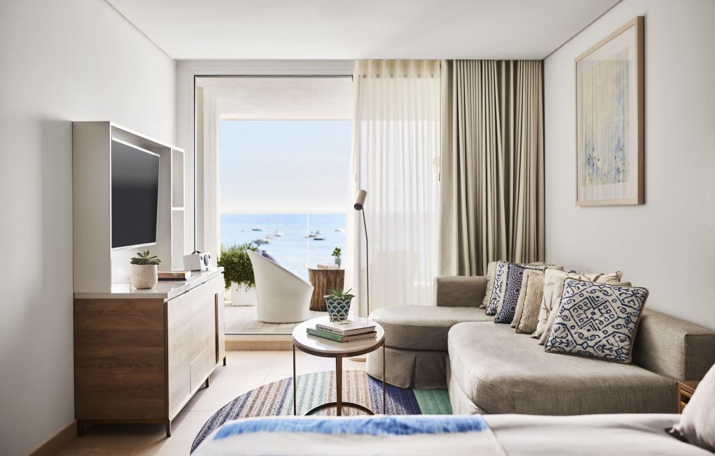 Junior-Suite mit Blick auf das Meer und eleganter Sitzecke mit modernen Akzenten