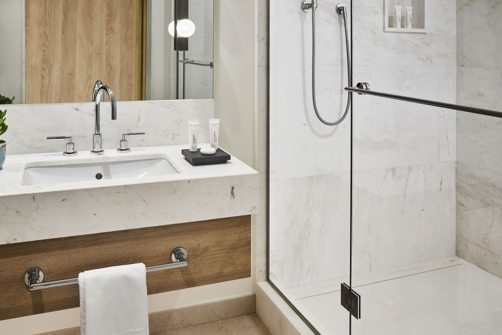 Modernes Badezimmer mit Marmordetails und eleganter Dusche