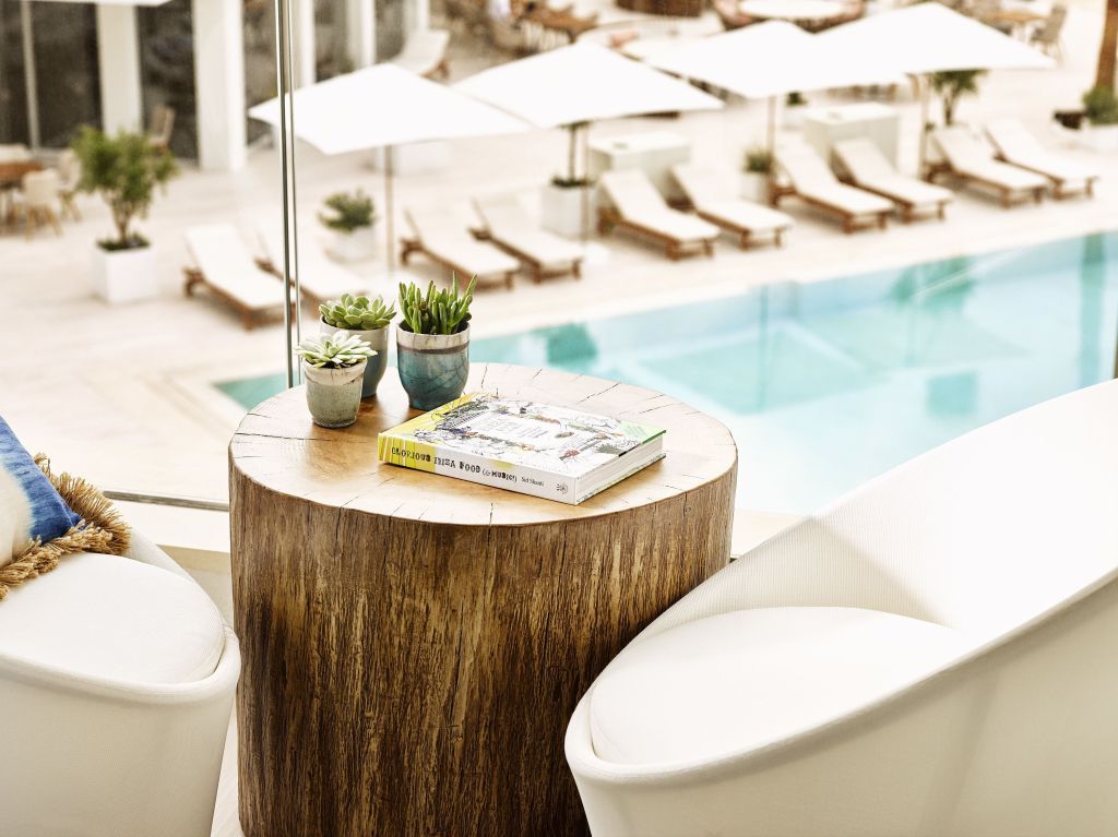 Gemütliche Sitzecke mit Blick auf den Pool und moderner Dekoration