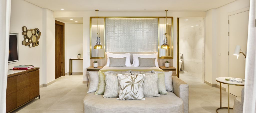 Elegantes Doppelbett mit stilvoller Beleuchtung und gemütlichen Kissen in der Junior-Suite