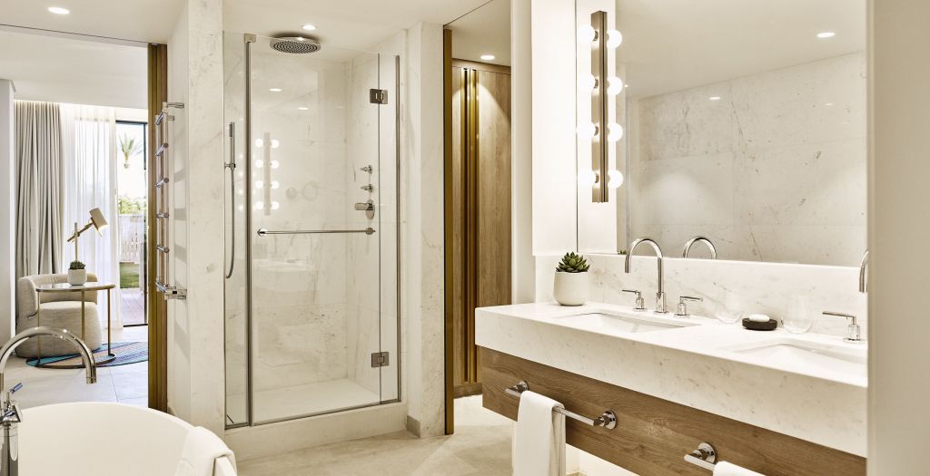 Moderne Marmorbadezimmer mit großer Dusche und Doppelwaschbecken