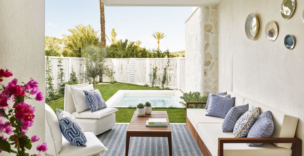 Gemütlicher Outdoorbereich mit Sitzgelegenheiten und kleinem Pool im Garten