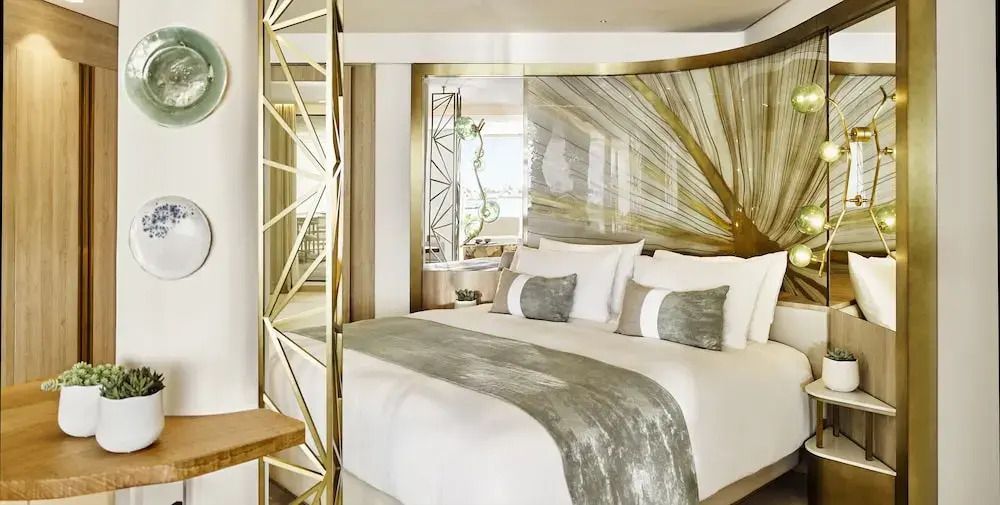 Elegantes Schlafzimmer mit Doppelbett und stilvollem Dekor im Nobu Hotel Ibiza Bay