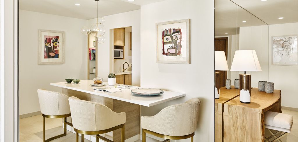 Eleganter Essbereich mit modernen Möbeln und Kunstwerk im Hintergrund