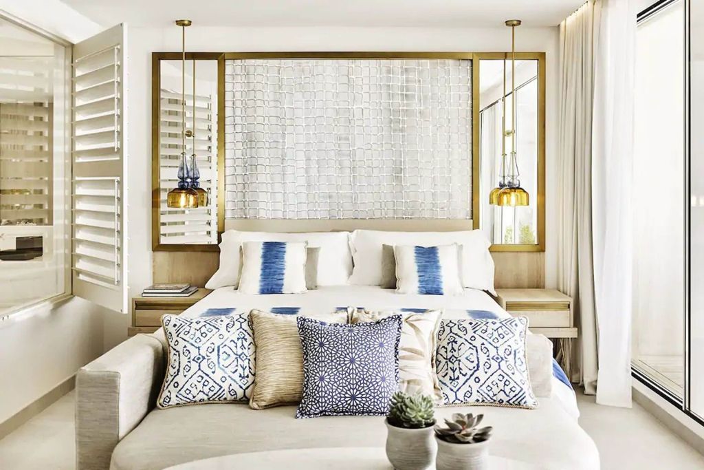 Elegantes Zimmer mit Doppelbett und dekorativen Kissen im Nobu Hotel Ibiza Bay