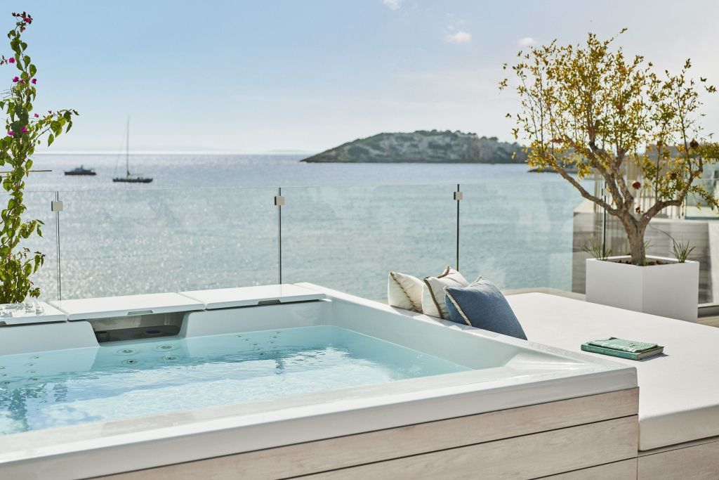 Privater Whirlpool auf der Terrasse mit Meerblick im Nobu Hotel Ibiza Bay