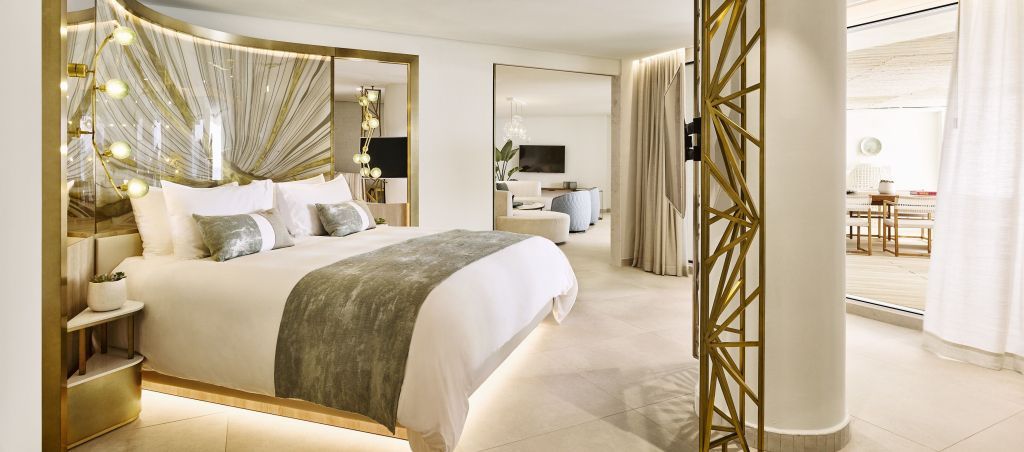 Geräumige Suite mit elegantem Doppelbett und modernen Dekorationen