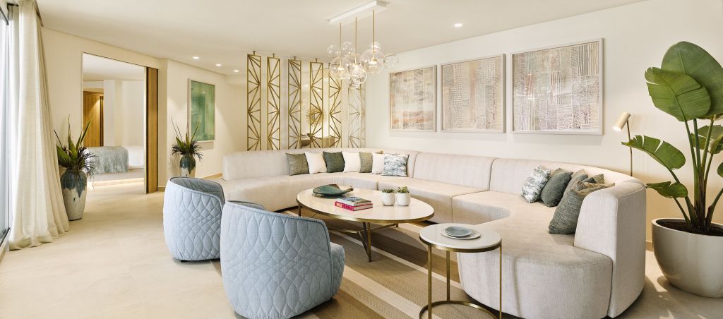 Geräumiges Wohnzimmer mit eleganten Möbeln und Kunstdekorationen